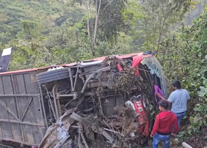 Tres muertos en choque entre ADO y tráiler en la autopista Barranca ...